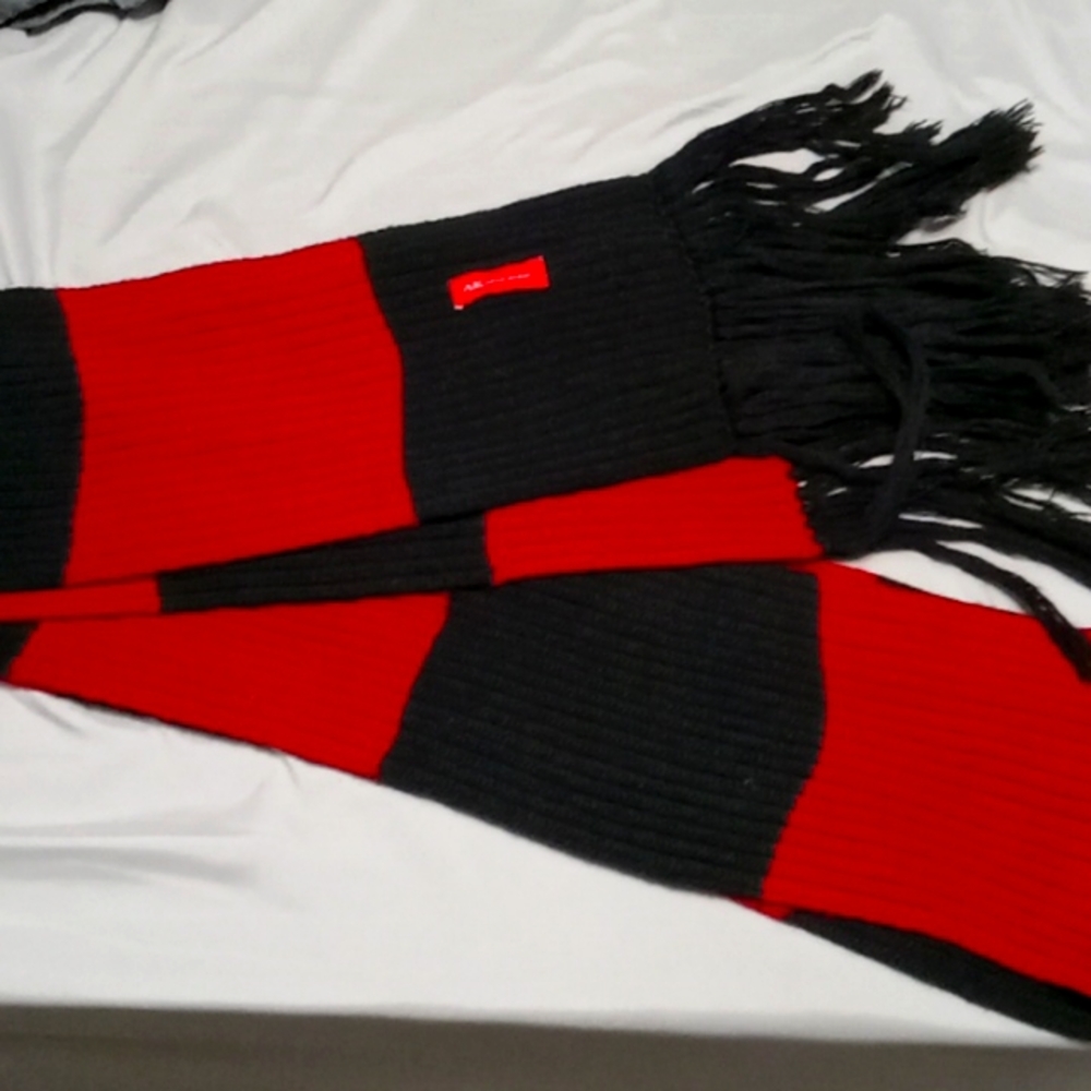 Black and Red Anne Klein cable knit scarf
